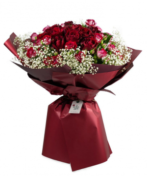 Bouquet `Martigues`  with roses and gypsophila
