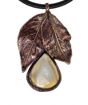 Pendant `CopperRight` made from natural plum leaf agate