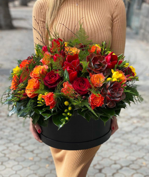 Композиция `Силхет` с пионовидными розами и тюльпанами