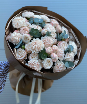 Москва․ букет №232 с кустовыми розами и гвоздиками