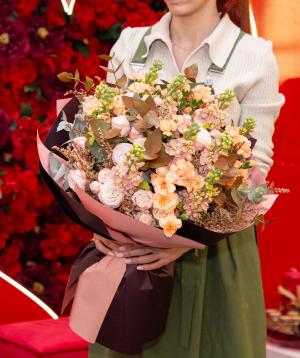 Bouquet «Nauru» with roses and dianthus