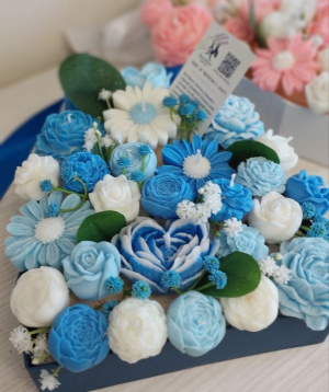Candle bouquet «Blue Moon» Last Bell, scented