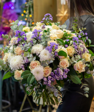 Bouquet `Orosco` with georginas and roses