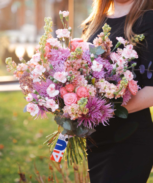 Ծաղկեփունջ «Ռավա» փնջային մեխակներով և վարդերով