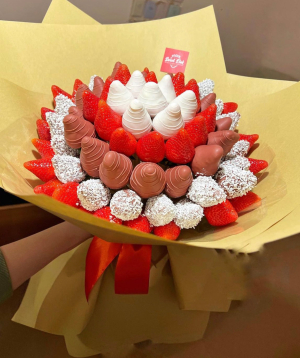 Bouquet Composition `Sweet Elak` with strawberries