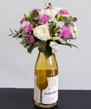 Կոմպոզիցիա «Lusarev Wines» Գինով և ծաղիկներով №2