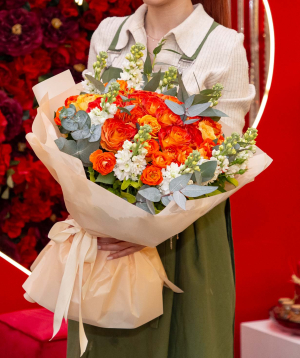 Ծաղկեփունջ «Ուստիկա» վարդերով և շահպրակներով