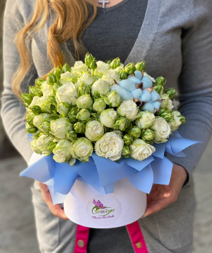 Arrangement `Digora` with spray roses