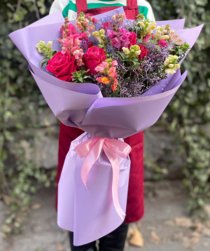 Bouquet ''Locarno'' with roses and antirrhinums