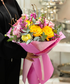 Букет «Baize» с розами и лютиками