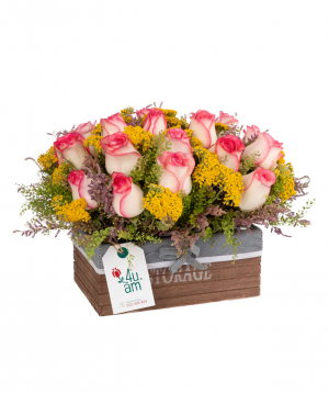 Композиция `Дирфилд` с розами и полевыми цветами