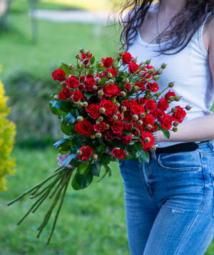 Кустовые розы «Иллинойс» красные, 80 см