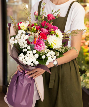 Bouquet ''Airasca'' with aspidistras and common daisies