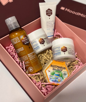 Gift Box with Skincare Products №7