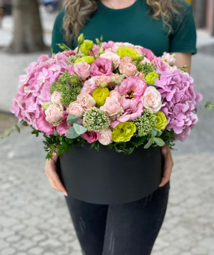 Composition `Santena` with spray roses and lisianthus