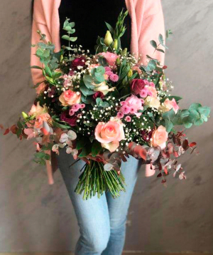 Bouquet  `Differdang` with roses and chrysanthemums