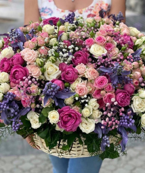 Composition «Nica» with spray roses and gypsophilas