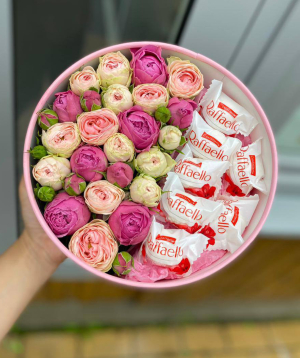 Москва․ сладкая композиция №157 с кустовыми розами и конфетами
