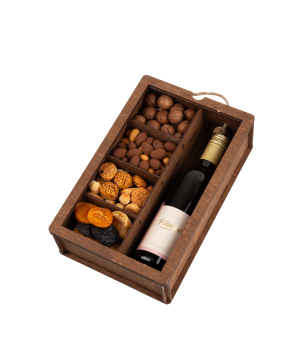 Gift box «Pikniko» with wine and sweets