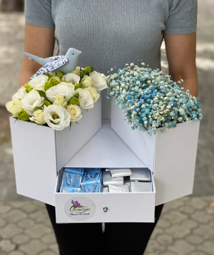 Arrangement `Karanke` with spray roses and lisianthus