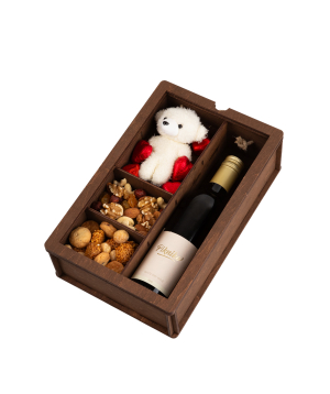 Подарочная коробка «Pikniko» с вином, сладостями и игрушкой №1