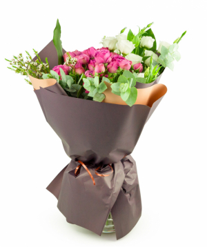 Bouquet `Bakoli` with roses and lisianthus
