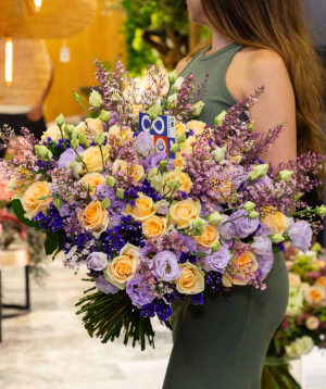 Bouquet «Aves» with roses and lisianthus