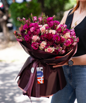 Bouquet «Koganei» with roses and lisianthuses