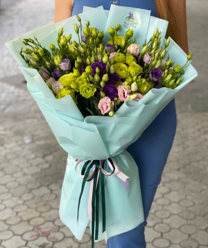 Bouquet `Maranello` with  lisianthus