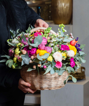 Composition ''Avenue Des Fleurs'' with roses