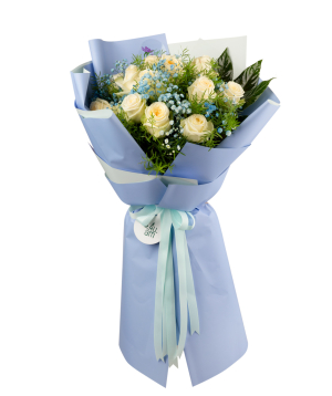 Bouquet `Nougat` with roses and gypsophila