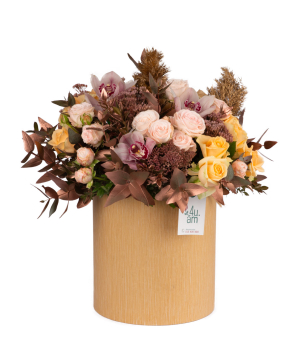Composition `Wiltz` with roses, orchids and eucalyptus