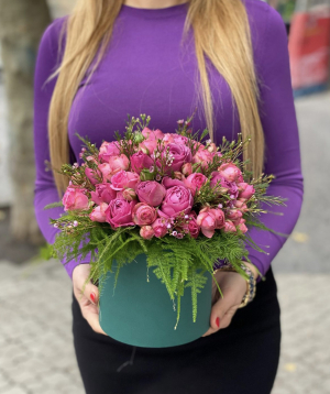 Bouquet `Duncan` with spray roses