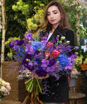 Bouquet «Bhola» with lisianthus and matthiolas
