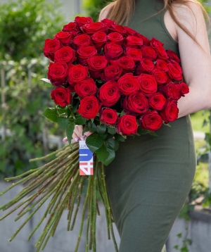 Վարդեր «Red Naomi» կարմիր 59 հատ, 80 սմ