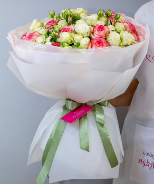 Букет «Aigues» с розами