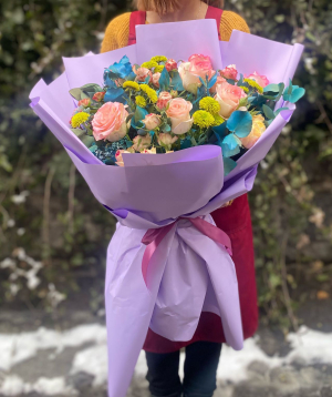 Bouquet ''Oyonnax'' with roses and chrysanthemums