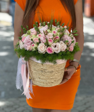 Composition «Cataleya» with spray roses and lisianthus №86