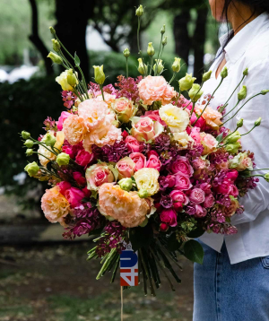 Bouquet «Altenstadt» with roses and lisianthus