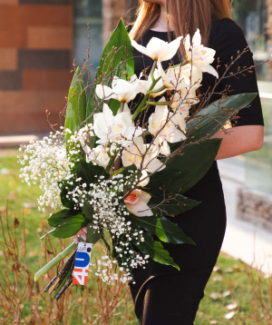 Ծաղկեփունջ «Ջարվիս» խոլորձներով և գիպսաֆիլաներով