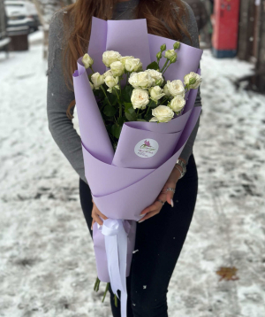 Букет «Хийума» с кустовыми розами