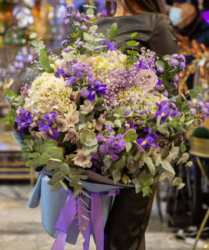 Bouquet `Ontanar` with hydrangeas and gypsophila