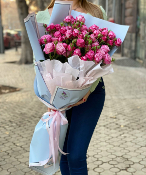 Bouquet `Putivl` spray roses
