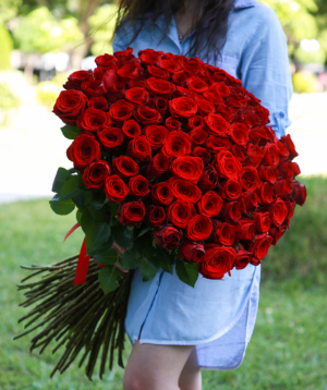 Розы `Red Naomi` красные  101 шт
