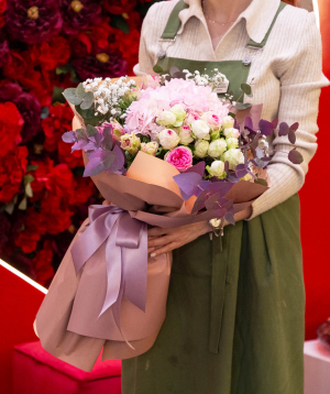 Bouquet «Monsin» with spray roses and hydrangea