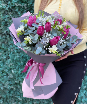 Bouquet `Scalat` with tulips and gypsophila