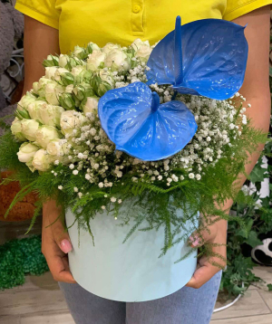 Композиция ''Гордона'' с кустовыми розами и гипсофилами