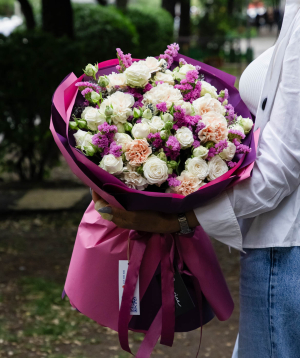 Ծաղկեփունջ «Ալմենդինգեն» փնջային վարդերով և մեխակներով