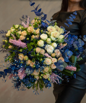 Bouquet `Lucena` with spray roses and dry flowers