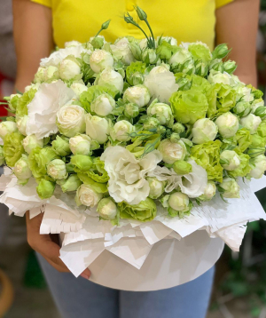 Композиция ''Галлодоро'' с кустовыми розами и лизиантусами